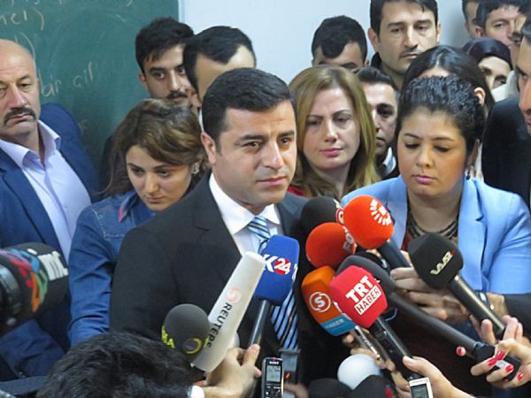 Li Tirkiyê serkirdeyên partiyên serekî dengê xwe bikar tînin